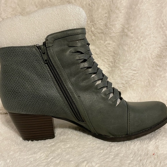 Never worn Yuu women’s gray boots. Size 12 M. - Picture 4 of 7
